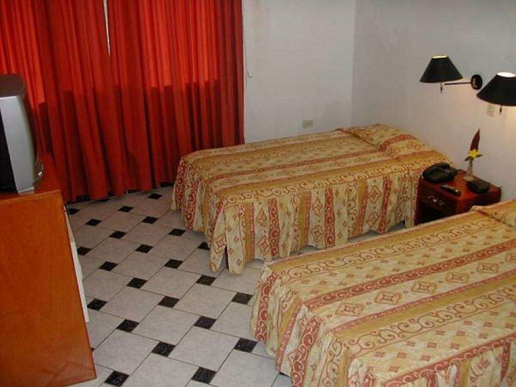 Hotel Don Carlos Puerto Maldonado Buitenkant foto